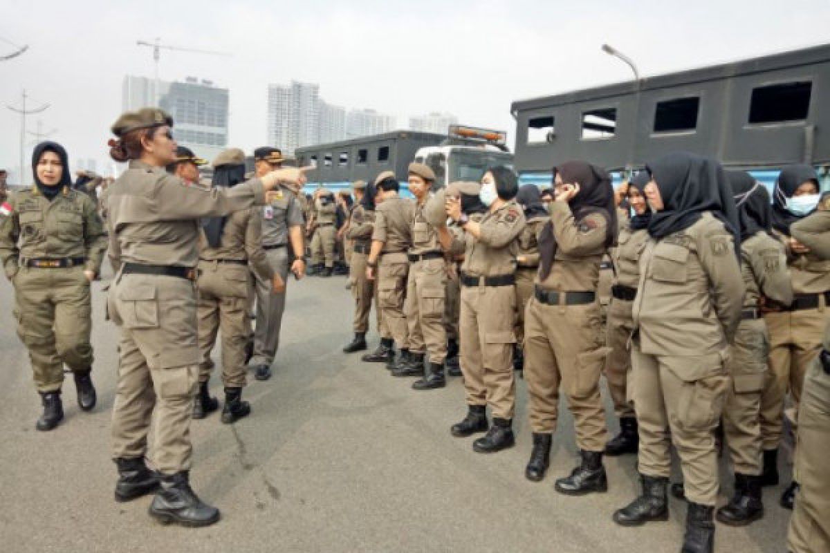 300 personel Satpol PP DKI segel bangunan di pulau reklamasi