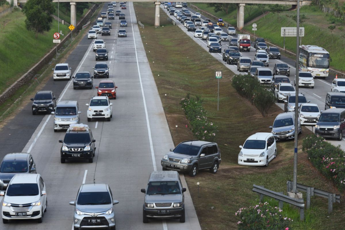 Jalan Tol Jakarta-Cikampek arah Jakarta cukup padat