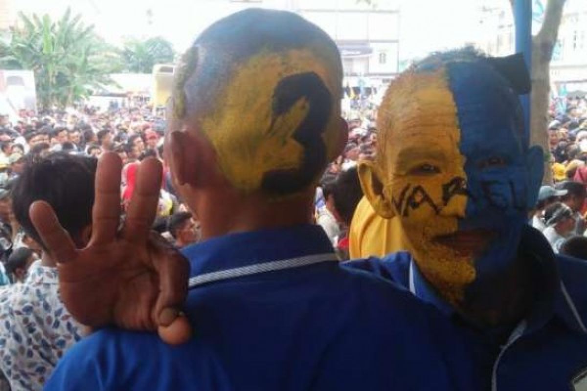 Sejumlah Pria Potong Rambut Ukir Nomor 3 pada Kampanye Akbar Wardan-Syafruddin Uti