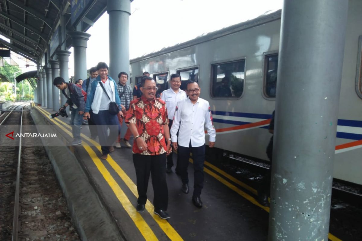 Ketua DPRD Surabaya Sidak Angkutan Lebaran di Stasiun Gubeng