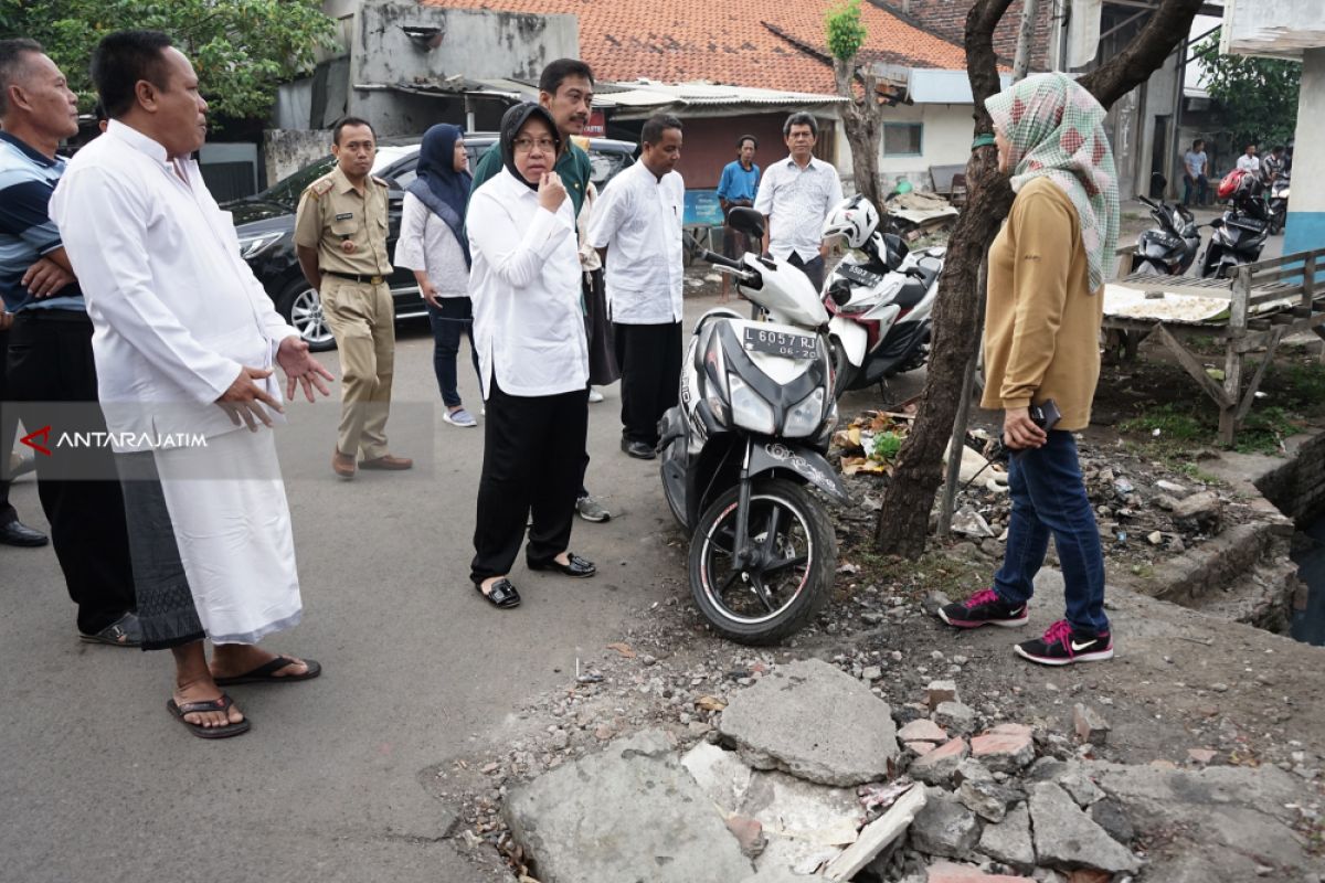 Risma Tinjau Kawasan Surabaya Tanpa Saluran Air