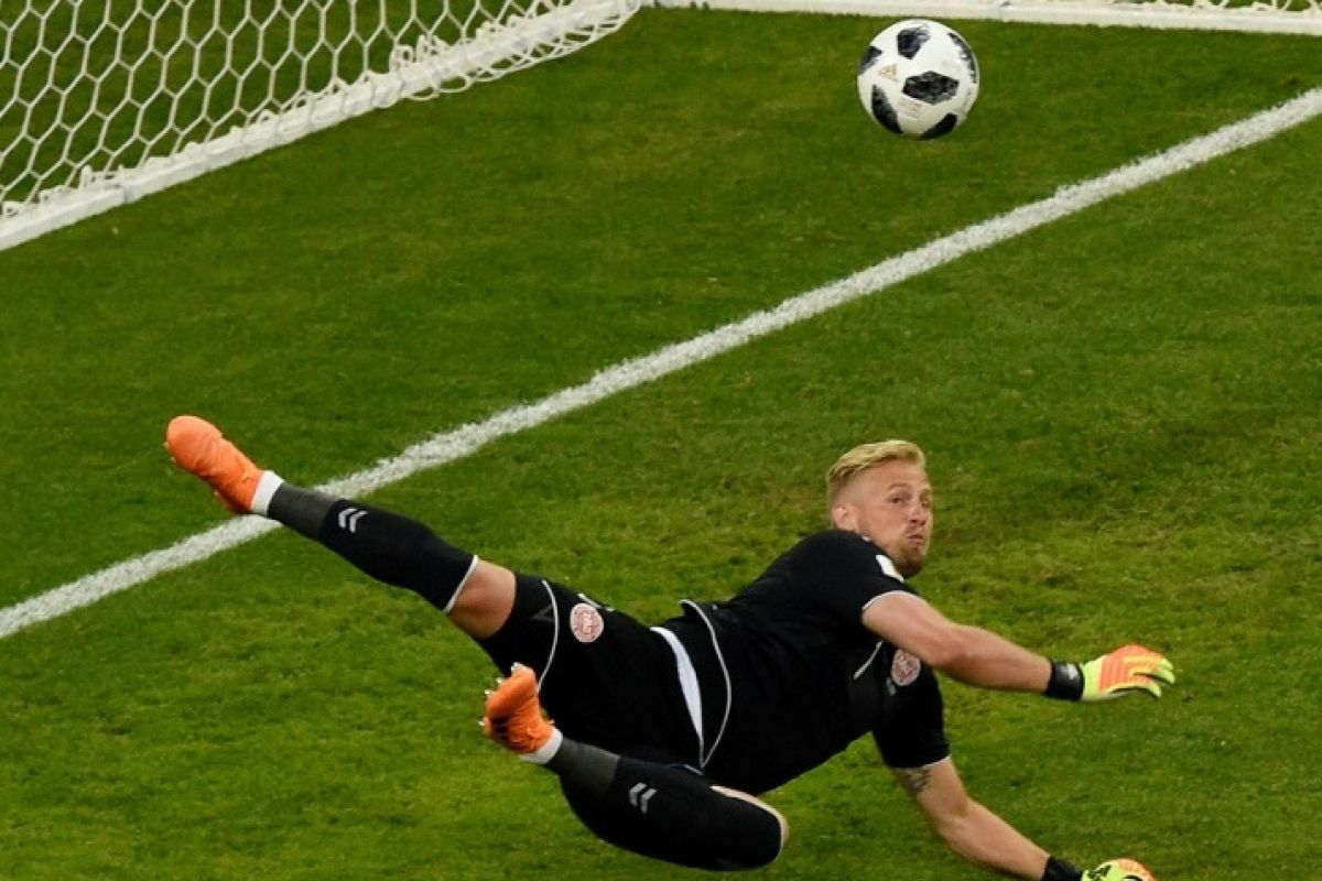 Penyelamatan akrobatik Schmeichel yang menuai pujian