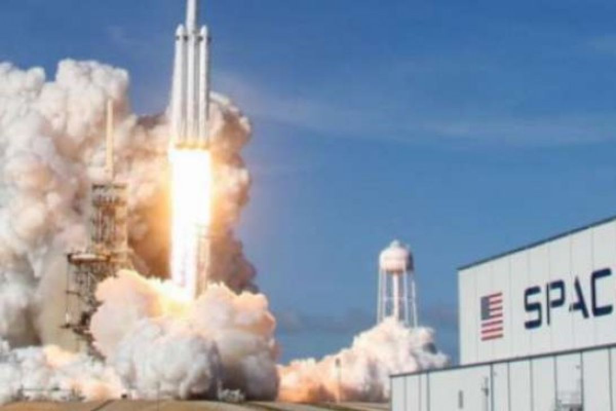 SpaceX Batalkan Paket Wisata Keliling Bulan Bagi Turis, Ini Alasannya