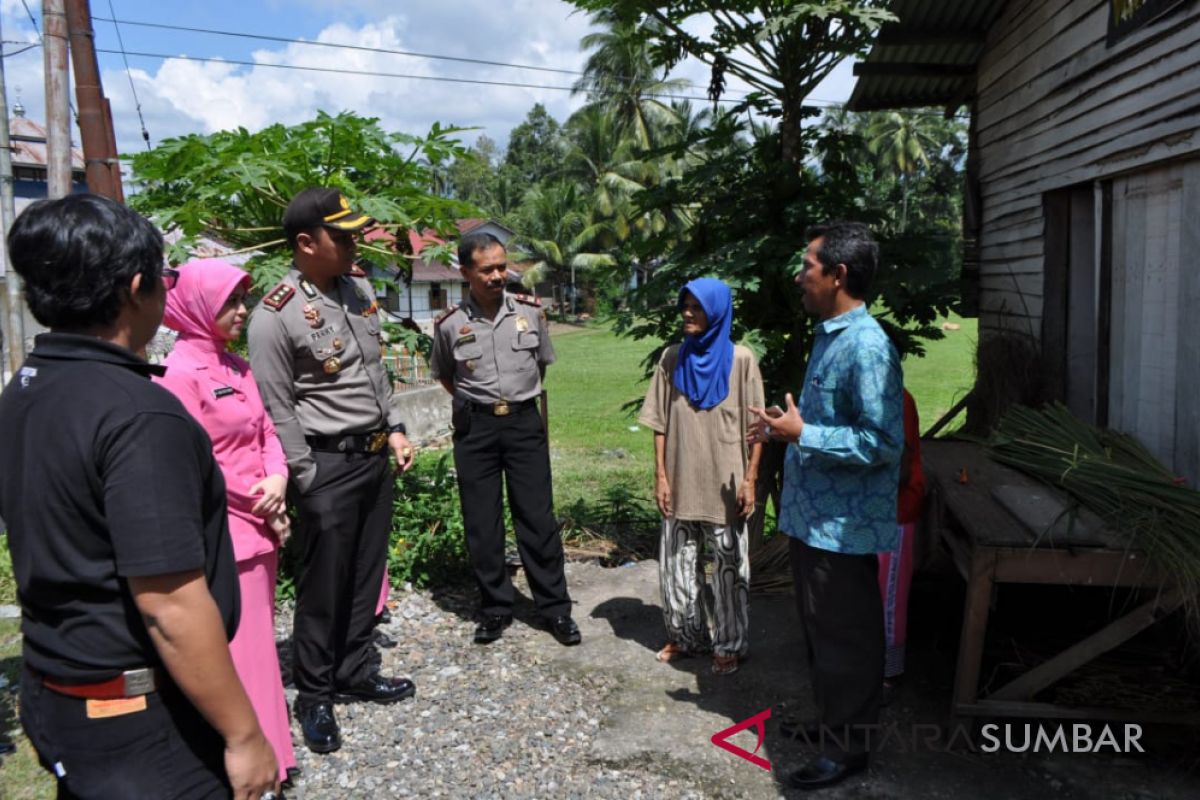 Kapolres Solok Arosuka santuni tiga keluarga kurang mampu