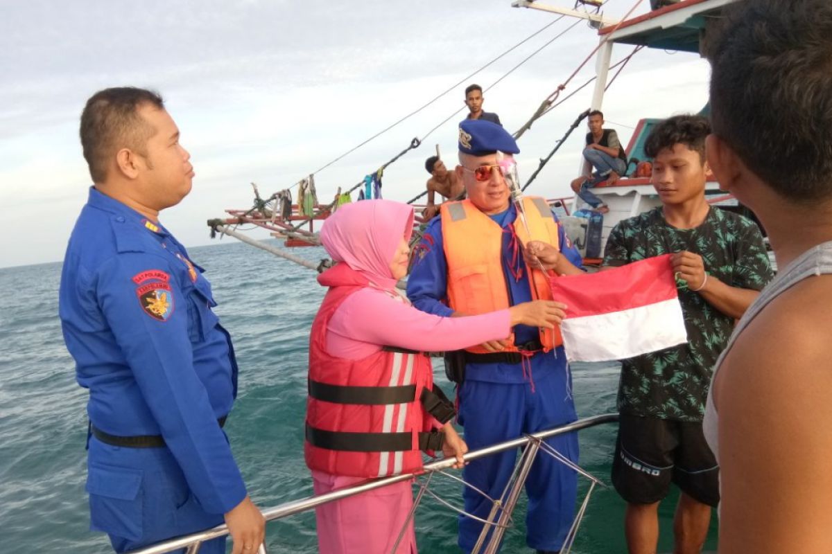 HUT Bhayangkara, Satpol Air Pasaman Barat ganti bendera usang milik nelayan