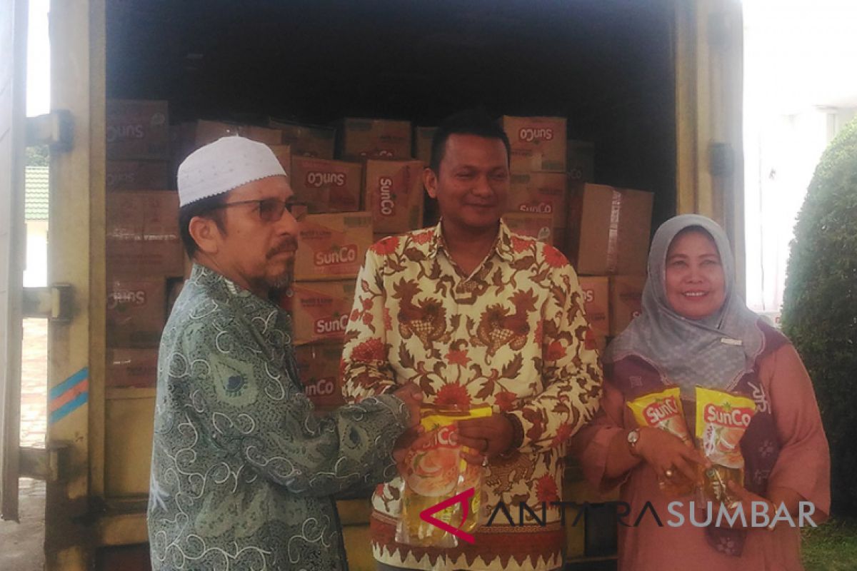 Agrowiratama bagikan 6.000 liter minyak goreng bagi warga Pasaman Barat