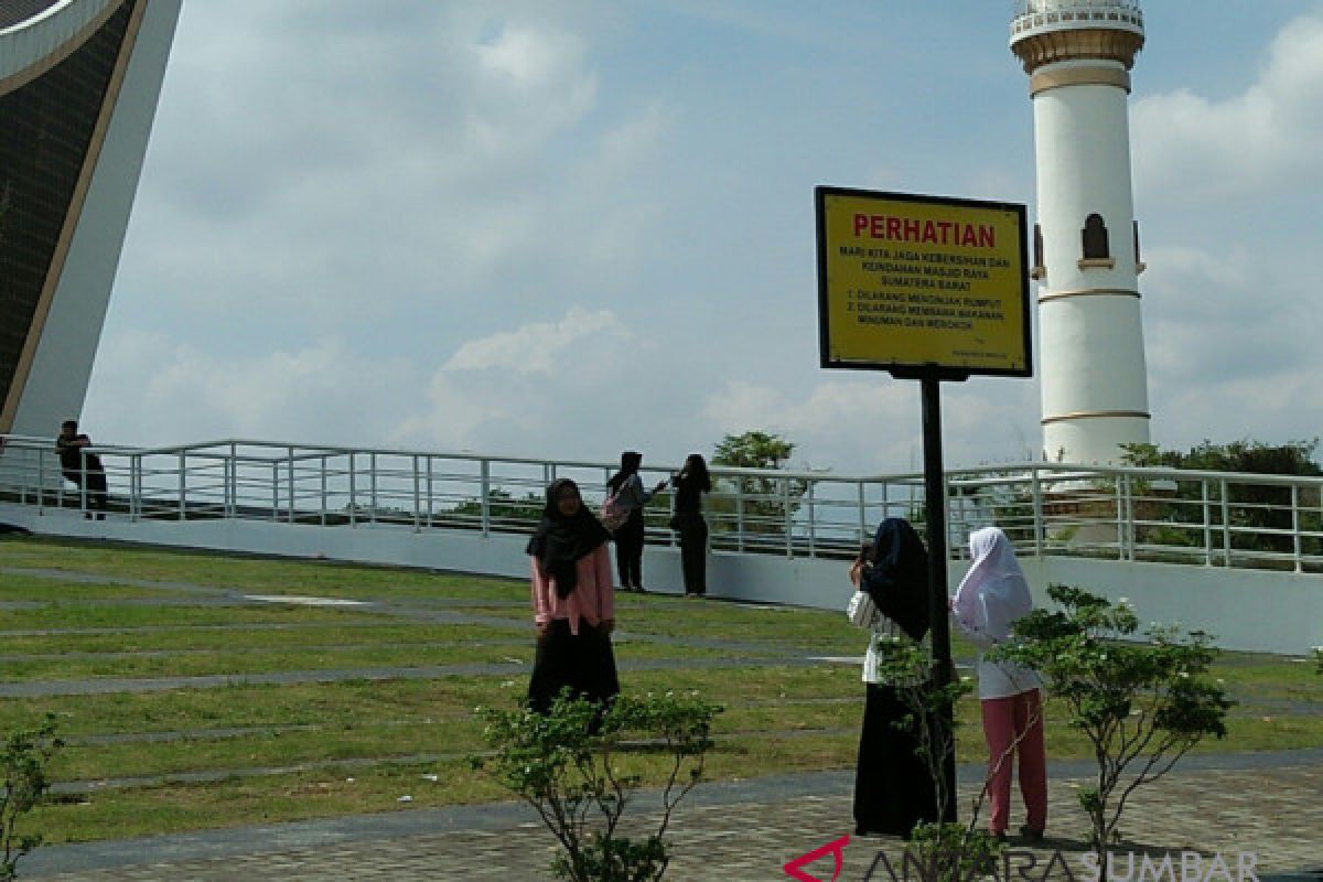 Selain pantai, Masjid Raya Sumbar jadi target wisatawan berswafoto