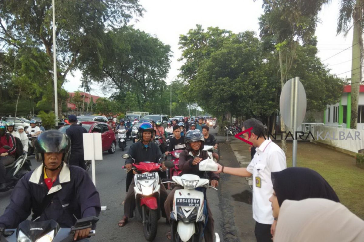 Mahasiswa UNG Bagikan Makanan Sahur ke Warga Miskin