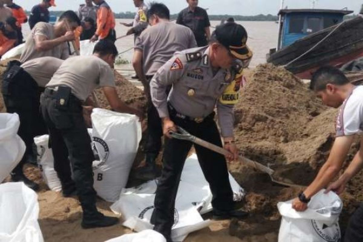 Tanggulangi Longsor, Polres Inhil Bersama Pemkab dan Masyarakat Bangun Tanggul Darurat