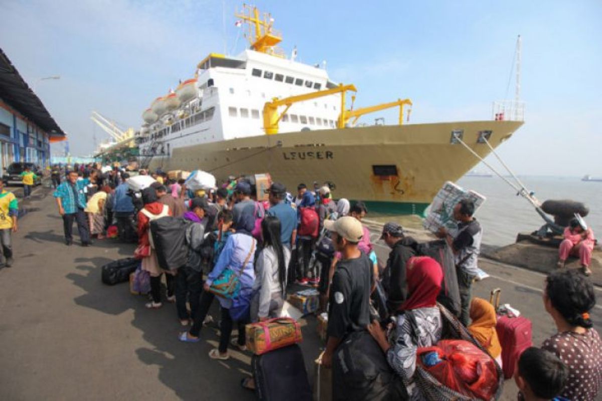 Penumpang kapal di pelabuhan Pangkalbalam - Belitung meningkat