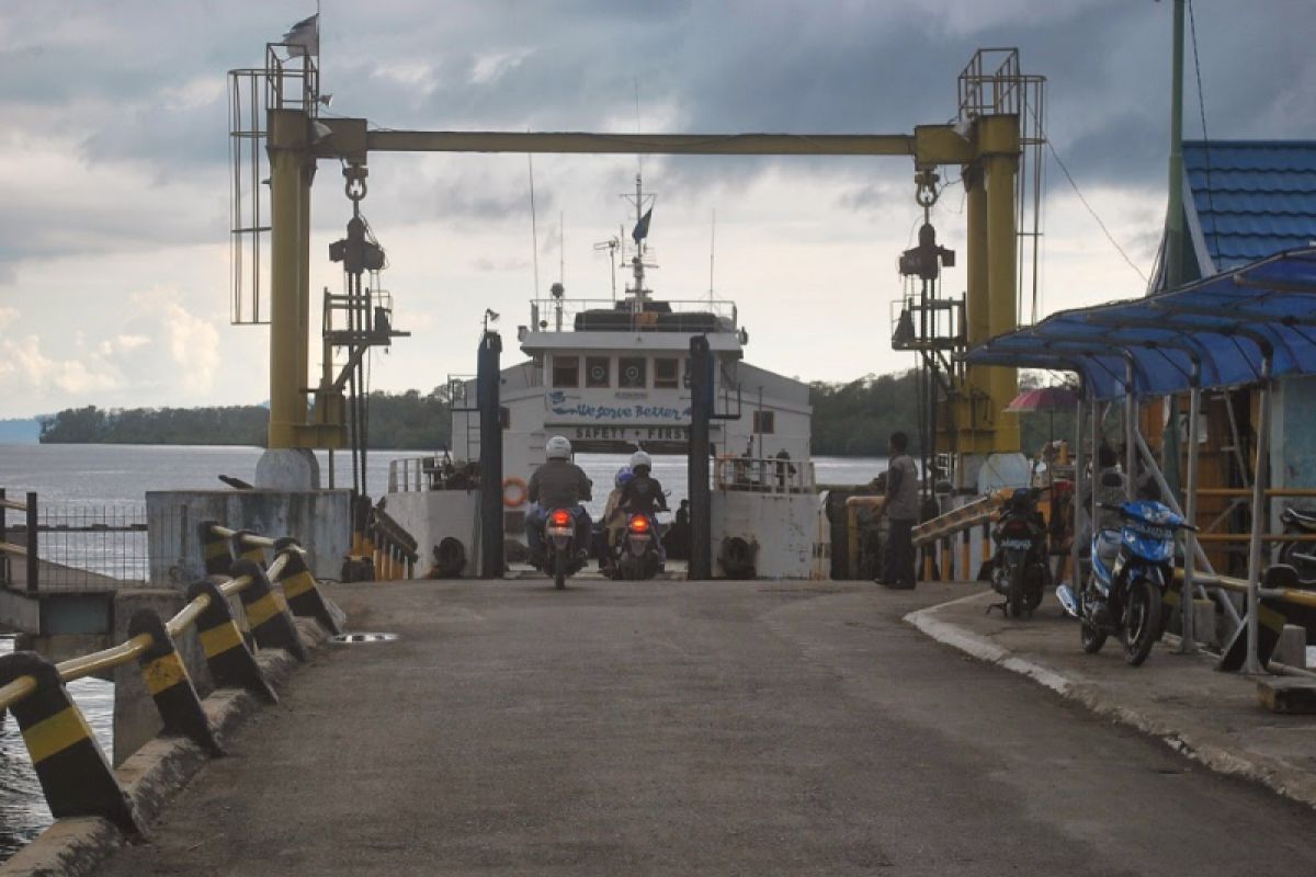 Arus penumpang kapal feri tanjung serdang-batulicin normal