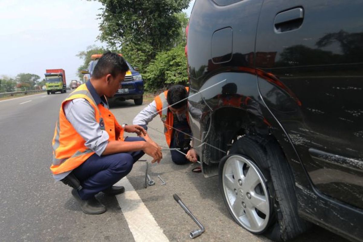 Dua petugas tol Cipali tewas tertabrak