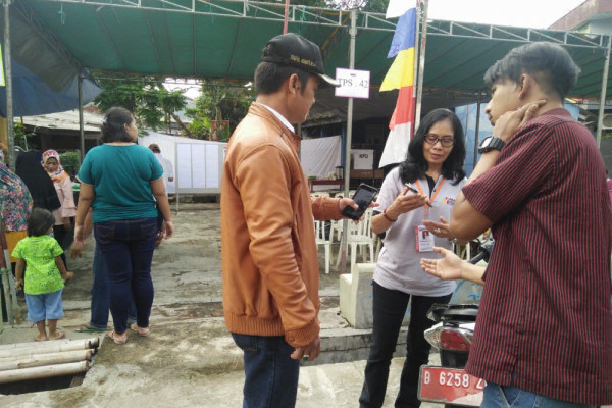 Di bawah cuaca mendung, Depok antusiastis memilih