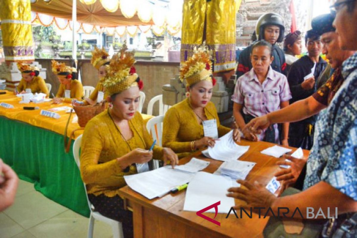 Anggota PPS Badung kenakan pakai tenun Bali