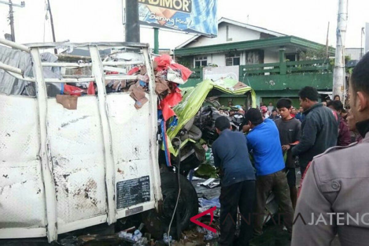 Truk tabrak empat sepeda motor, dua tewas