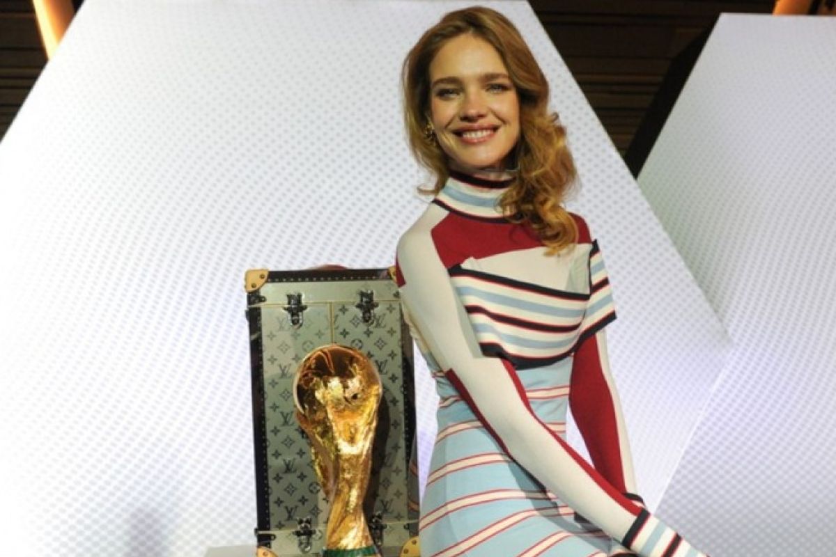 Casillas dan Supermodel Vodianova Arak Tropi Piala Dunia