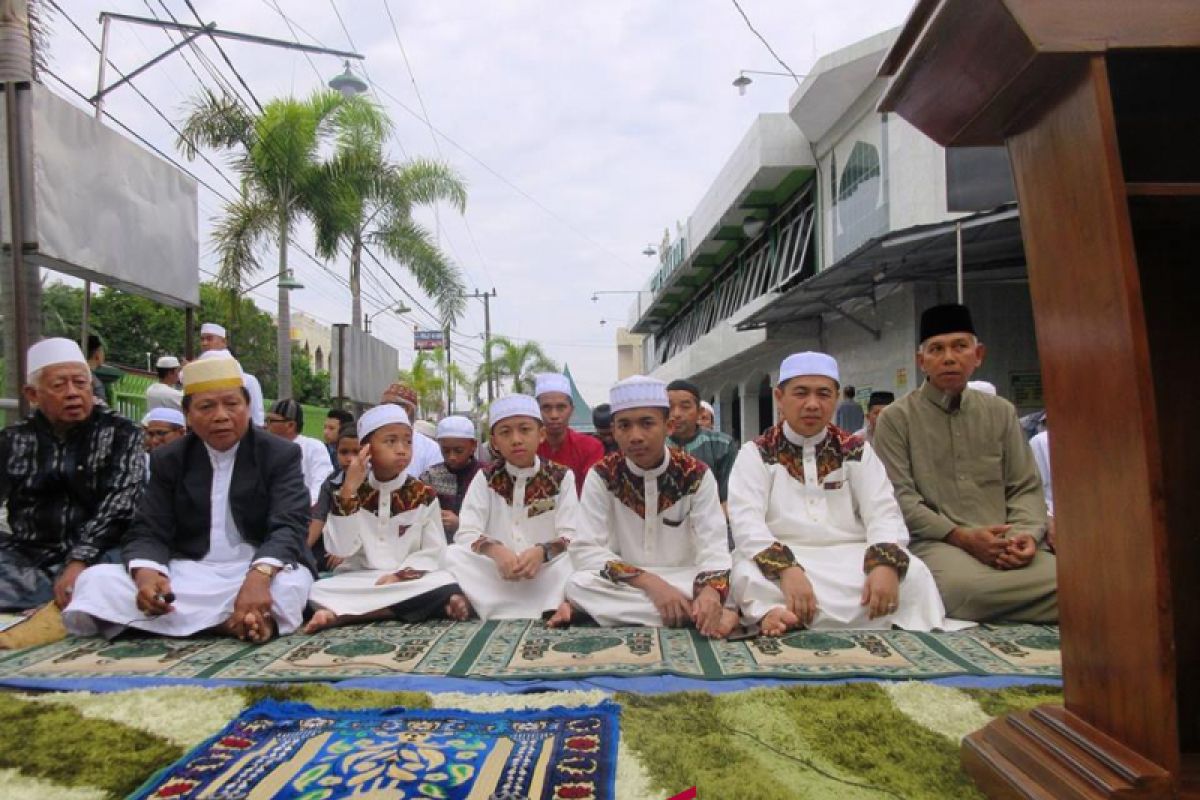 Ibnu-Herman Solat Ied Bersama Masyarakat