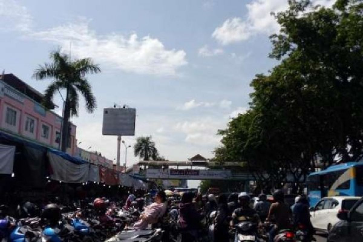 Warga Pekanbaru Padati Pusat Perbelanjaan