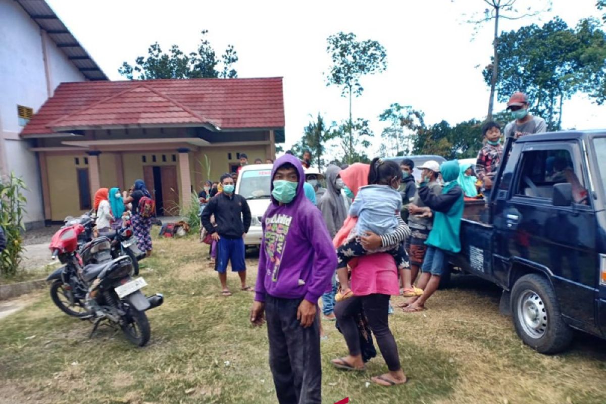 Merapi meletus ratusan warga desa Tlogolele mengungsi