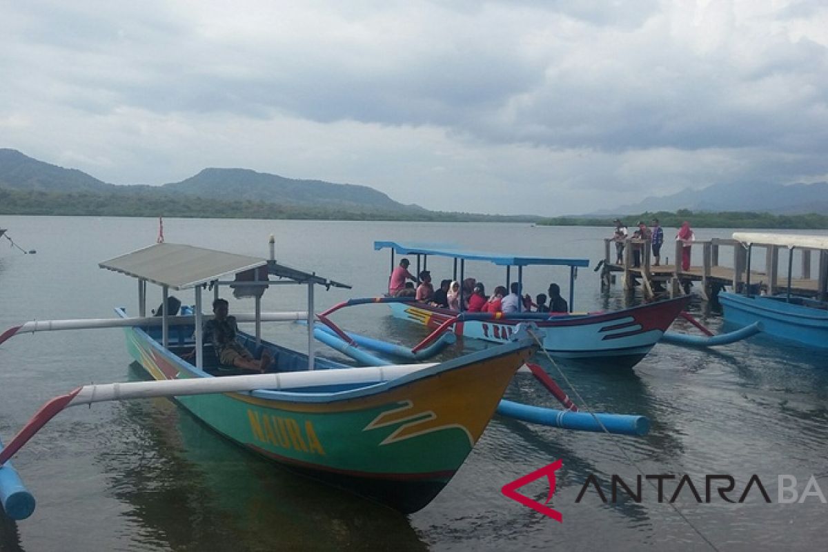 Pemudik manfaatkan wisata Teluk Gilimanuk untuk istirahat