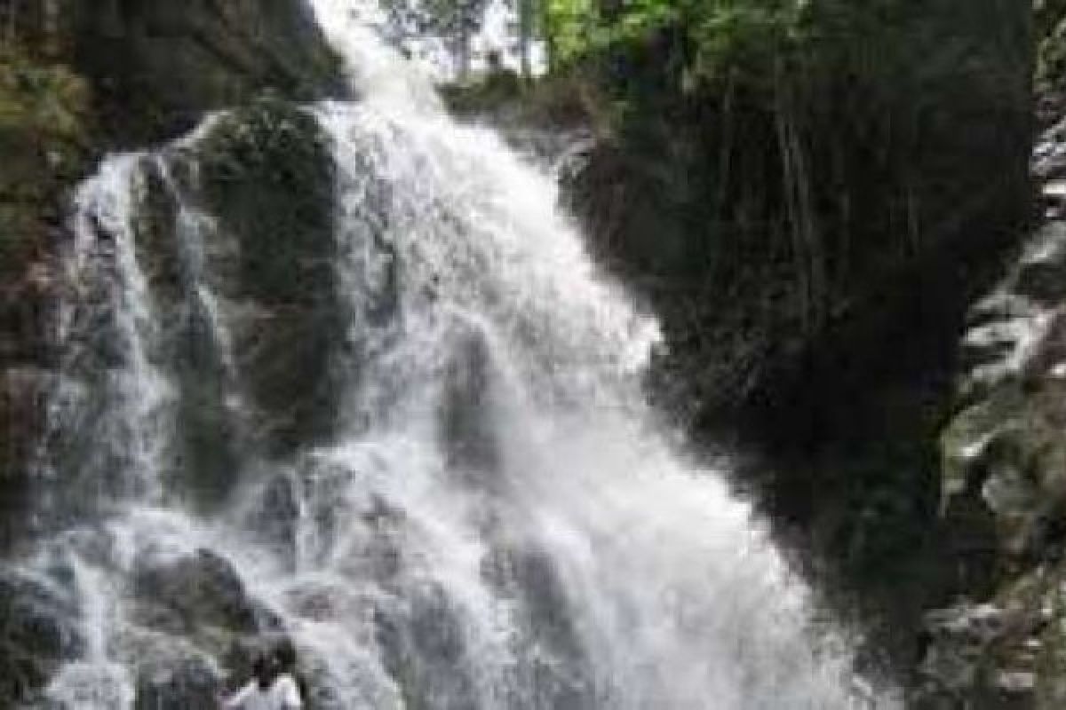 Wisatawan Harap Perluas Akses Jalan Air Terjun