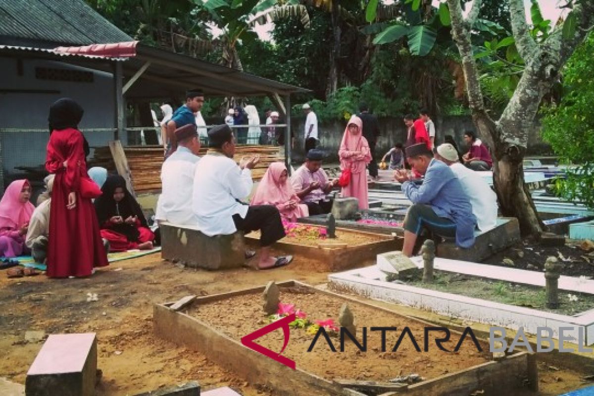 Warga Pangkalpinang padati makam usai Sholat Id