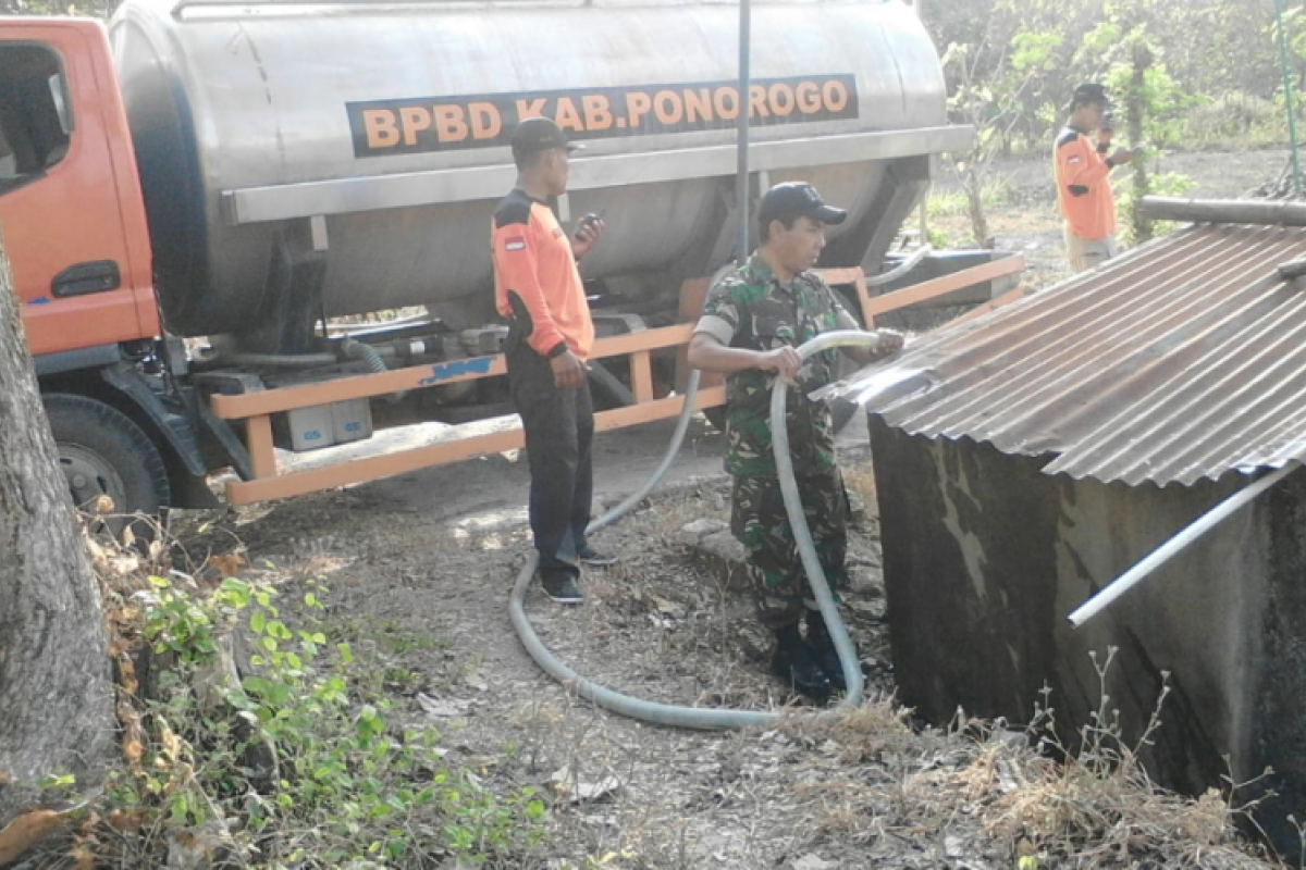 TNI-BPBD Ponorogo Kirim Air Ke Wilayah Krisis