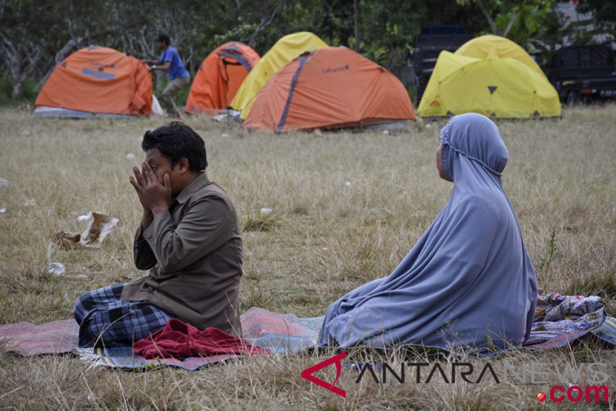 Ketegaran korban gempa hadapi dinginnya malam