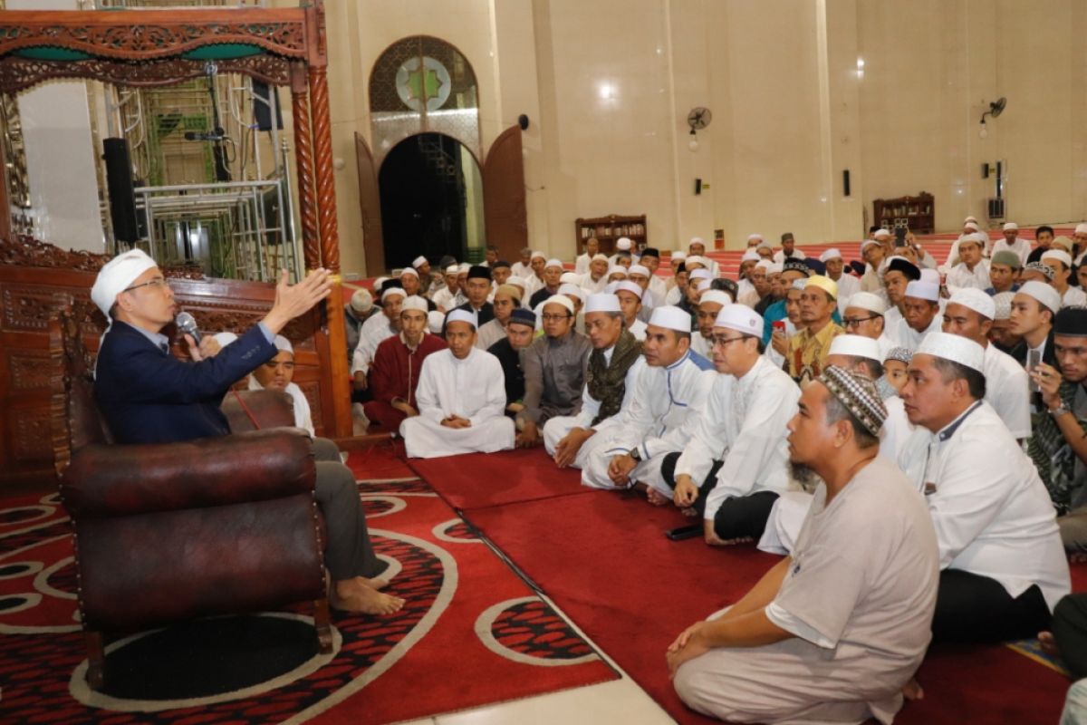 Shalat Subuh Berjamaah Bersama Guru Bajang