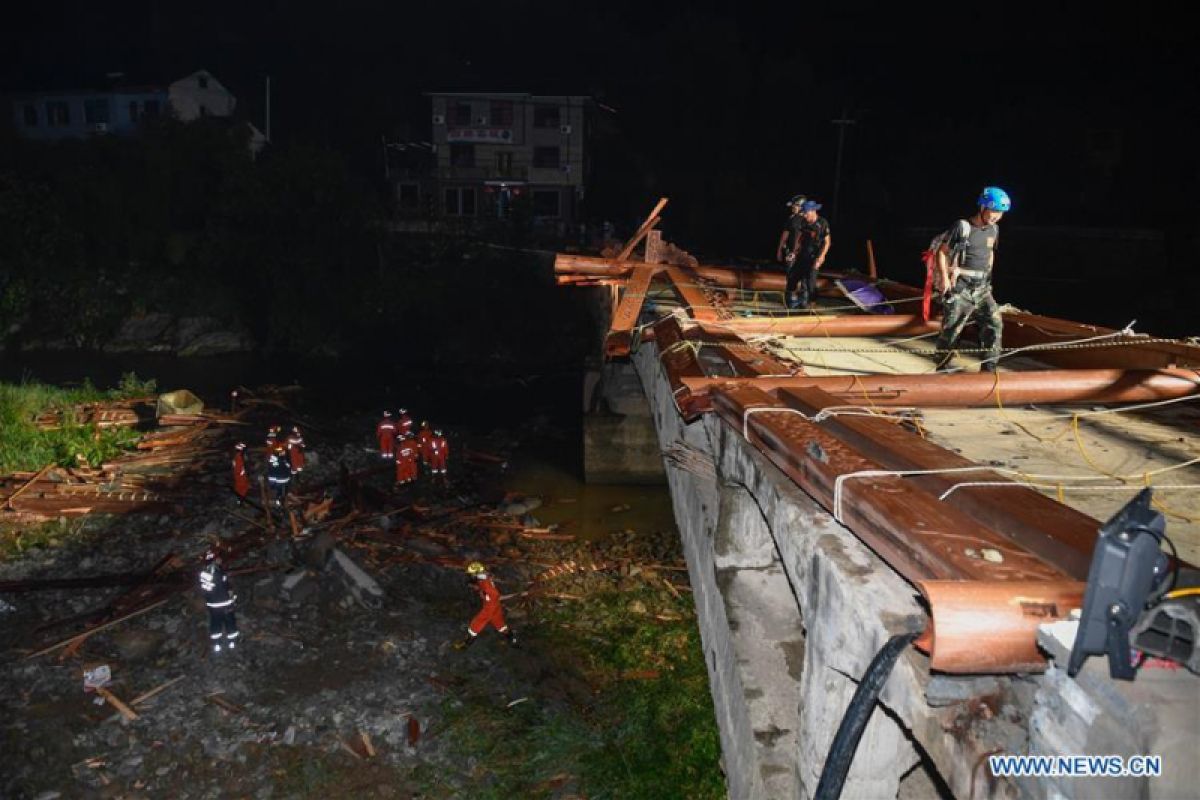 Rangka jembatan ambruk tewaskan delapan orang di China