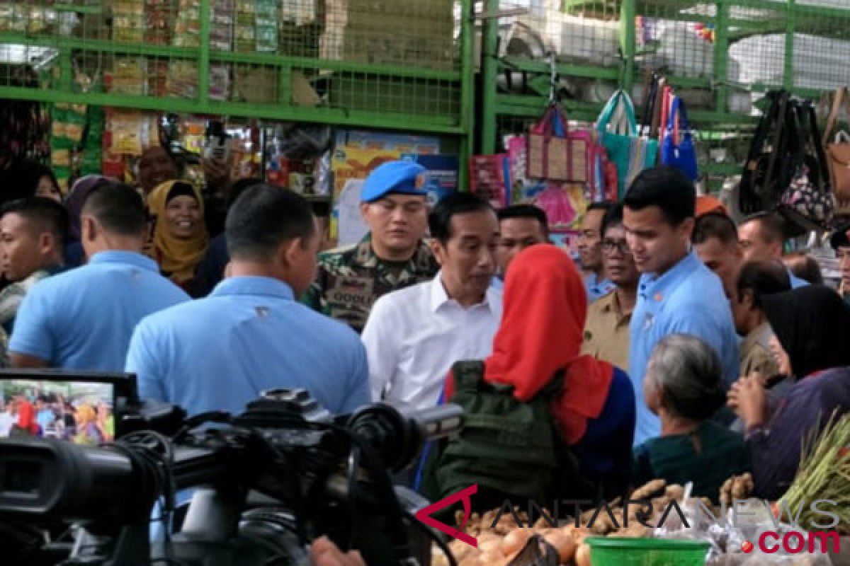 Presiden Jokowi membeli pisang raja di Pasar Kranggan