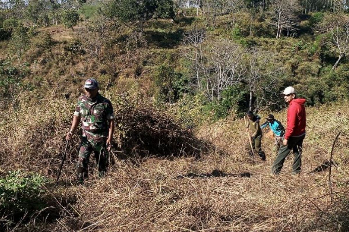 Petugas Gabungan Cegah Kebakaran Hutan di Ponorogo