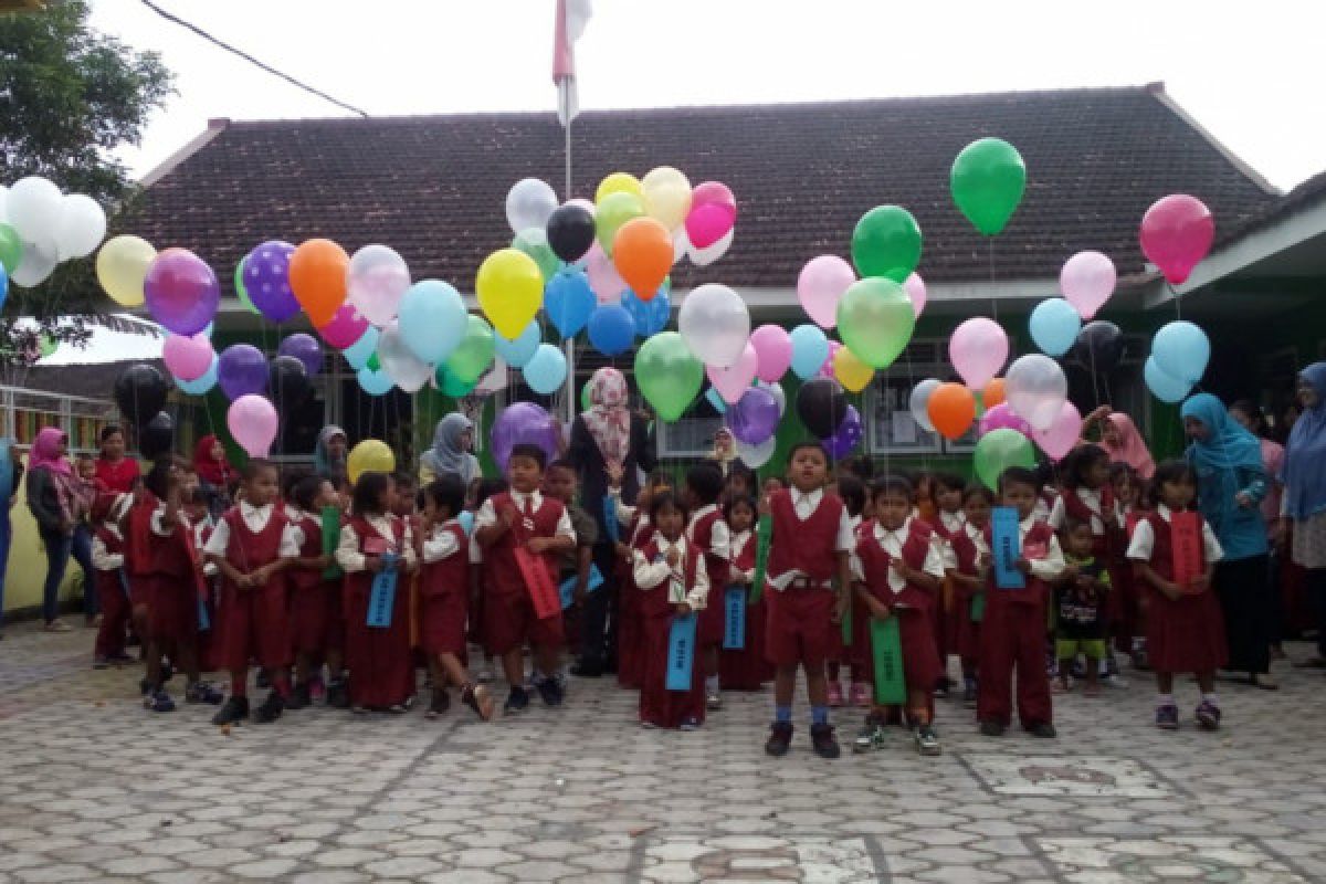 Peringati Hari Anak Nasional, Siswa TK Jember Terbangkan Balon Berisi Pesan ke Jokowi