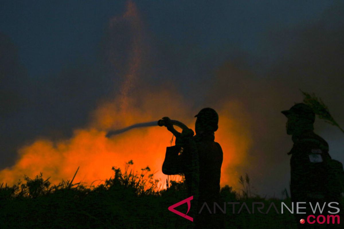 Kebakaran terjadi di dekat jalan tol Purbaleunyi di Cimahi, pipa minyak terbakar