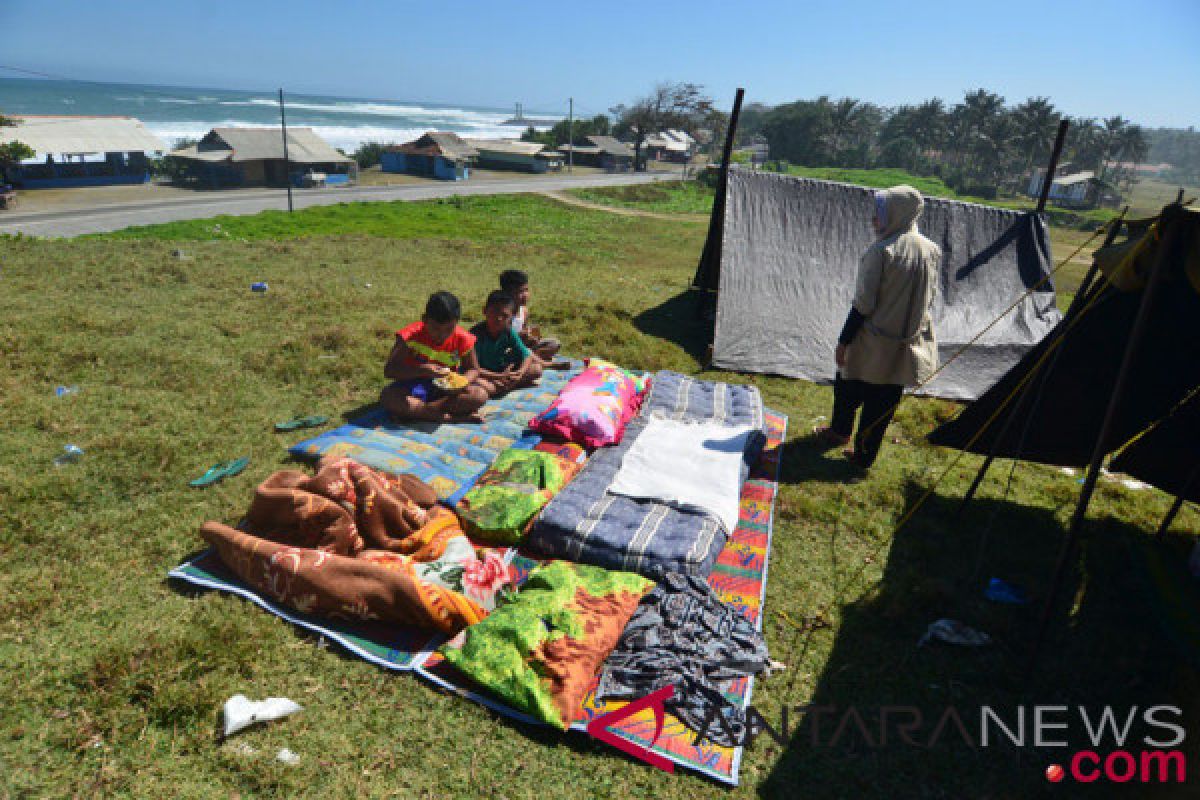 Diterjang ombak, 18 perahu nelayan rusak