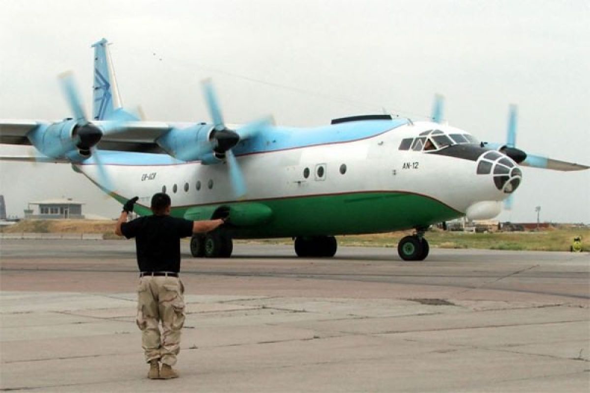 Pesawat Antonov mendarat di Hang Nadim