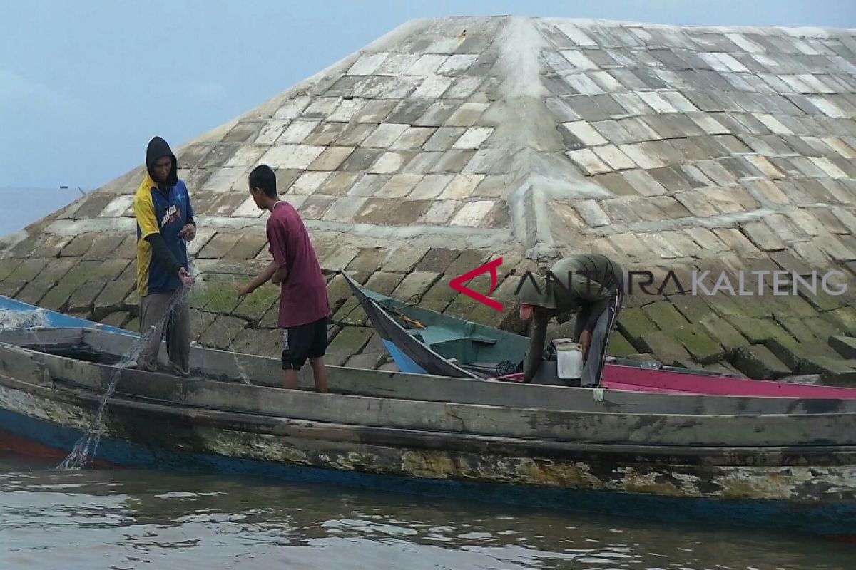 Nelayan Kotim tetap melaut meski gelombang tinggi