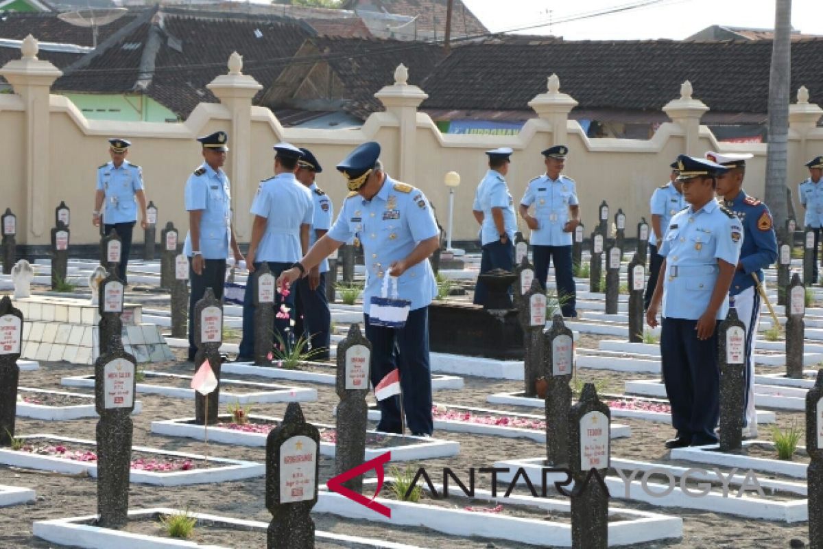 Peringatan HUT Ke-53 AAU Ziarah ke TMP Kusumanegara