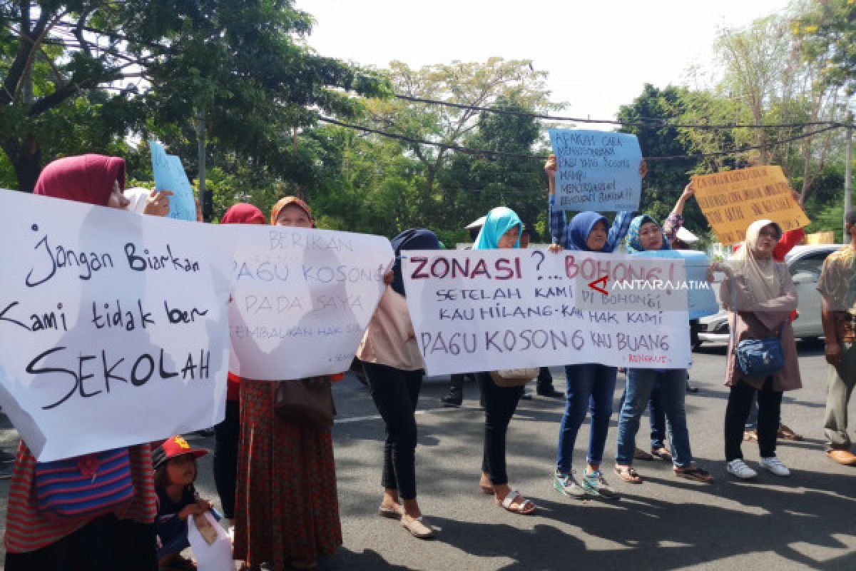 Wali Murid di Surabaya Demo Tuntut Transparansi Pagu SMA/SMK