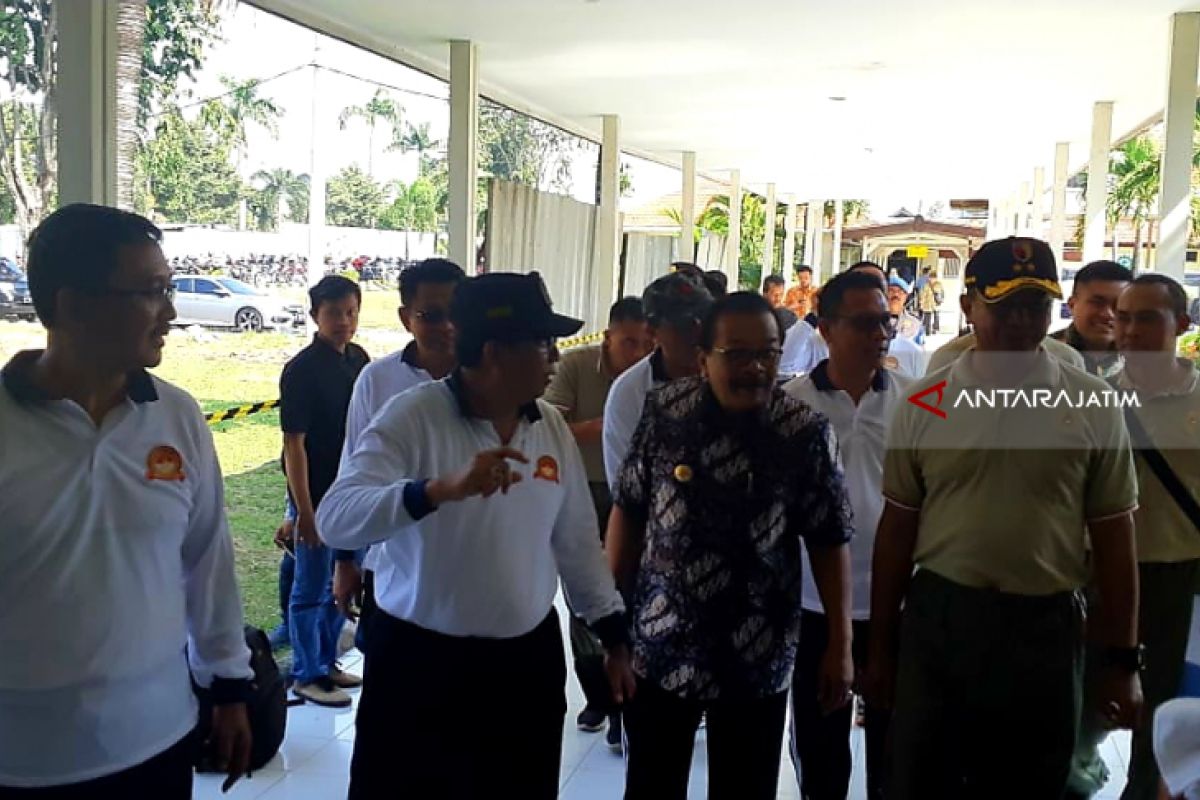 Kapolda-Pangdam dan Gubernur Jenguk Anak Terduga Pelaku Bom Pasuruan