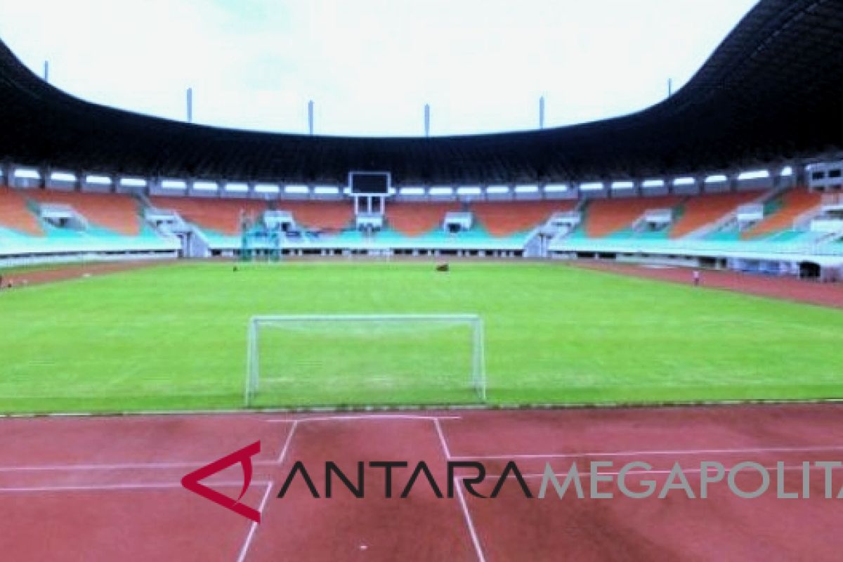 Stadion Pakansari dihiasi bunga dan kebun sayuran