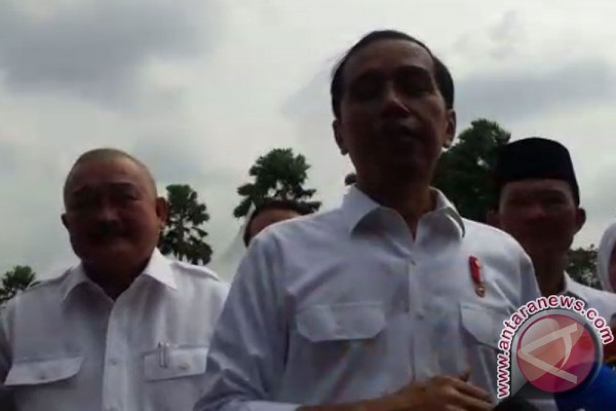 President distributes thousands of land certificates to South Sumatra residents