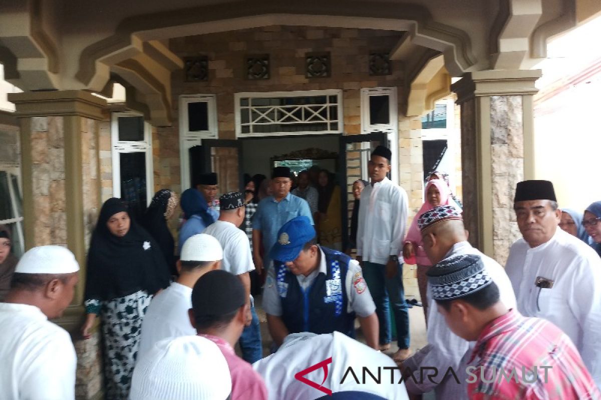 Jenazah Ketua DPRD Tanjungbalai disambut isak tangis