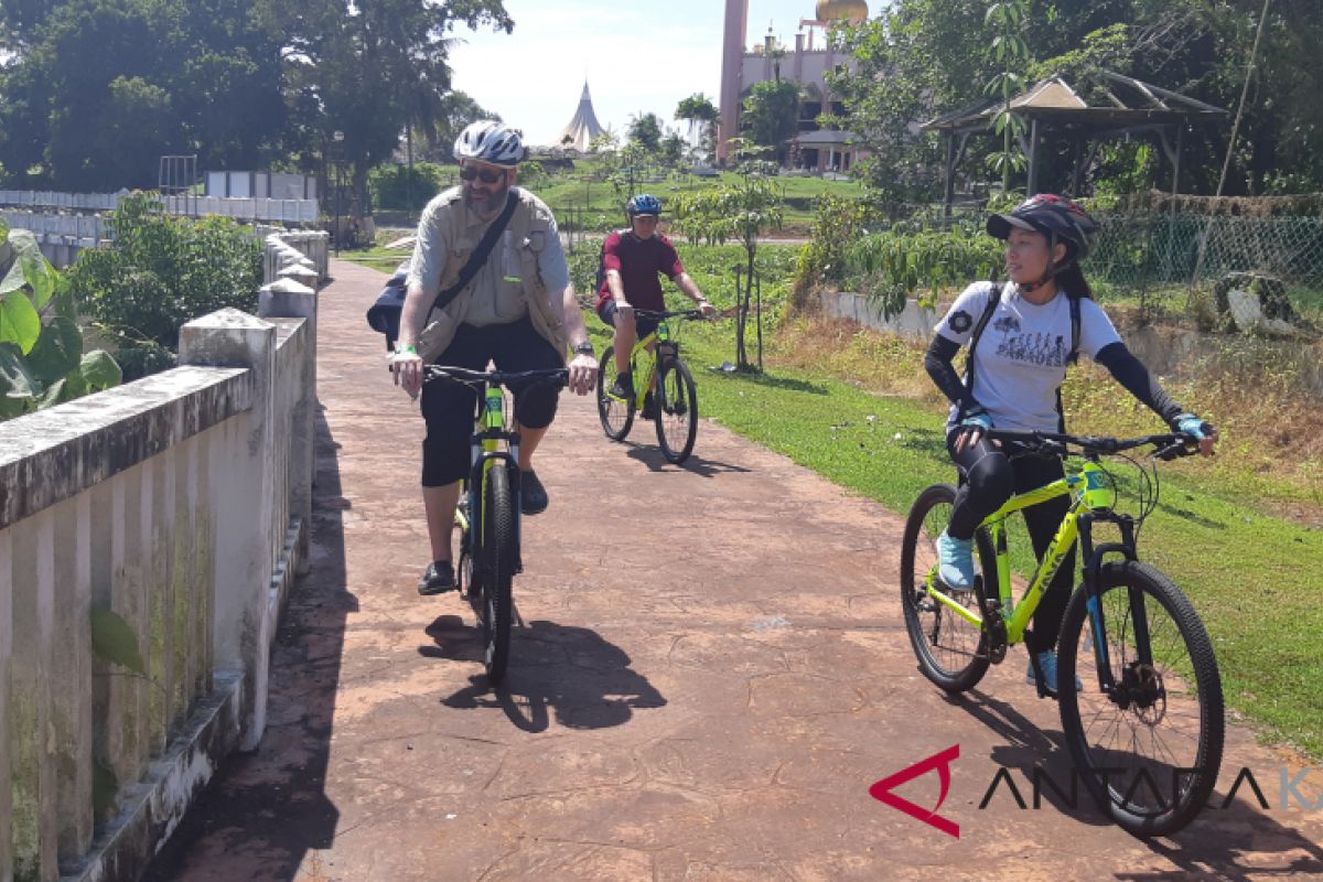 Foreign journalists enjoy bicycling around Kuching City