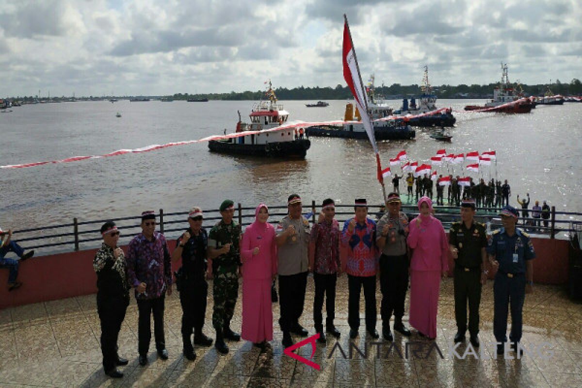 Merah putih dibentang di atas Sungai Mentaya simbol persatuan