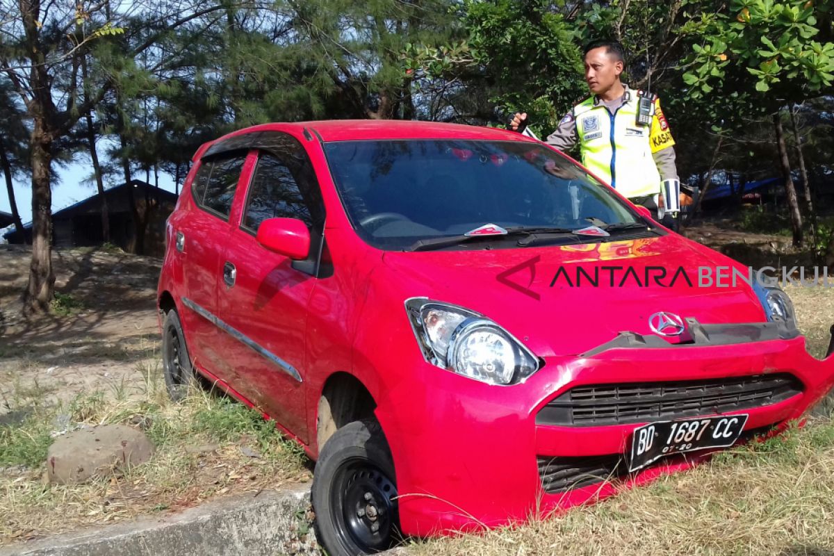 Mobil berdarah ditemukan di pinggir Pantai Panjang