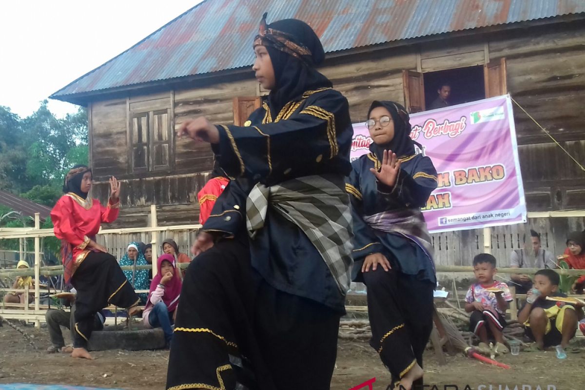 Randai ditampilkan dalam Hari Anak Nasional di Balai Baca Rumah Bako Ampek Angkek