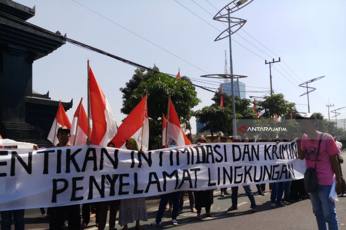Puluhan Warga Dusun Sepat Surabaya Gelar Demonstrasi di Polda Jatim