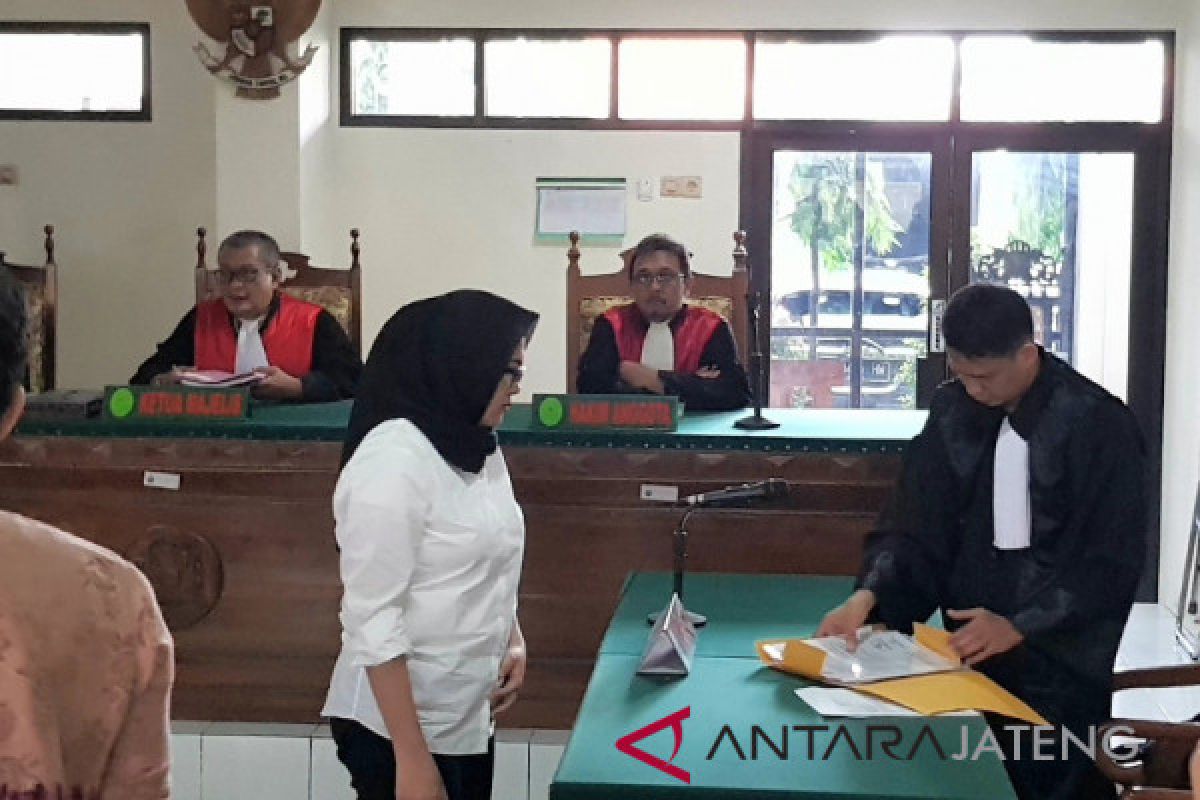 Menipu, istri pilot dituntut 1,5 tahun penjara