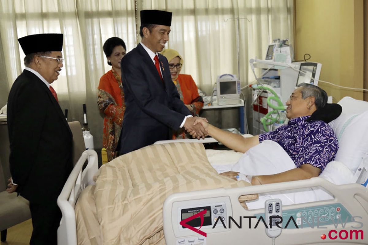 Jokowi, Kalla visit ailing former president Yudhoyono